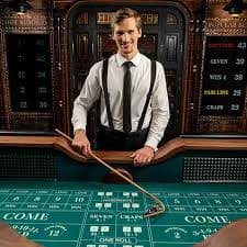 Dealer profesional mybet188 memutar roda American Roulette di studio HD